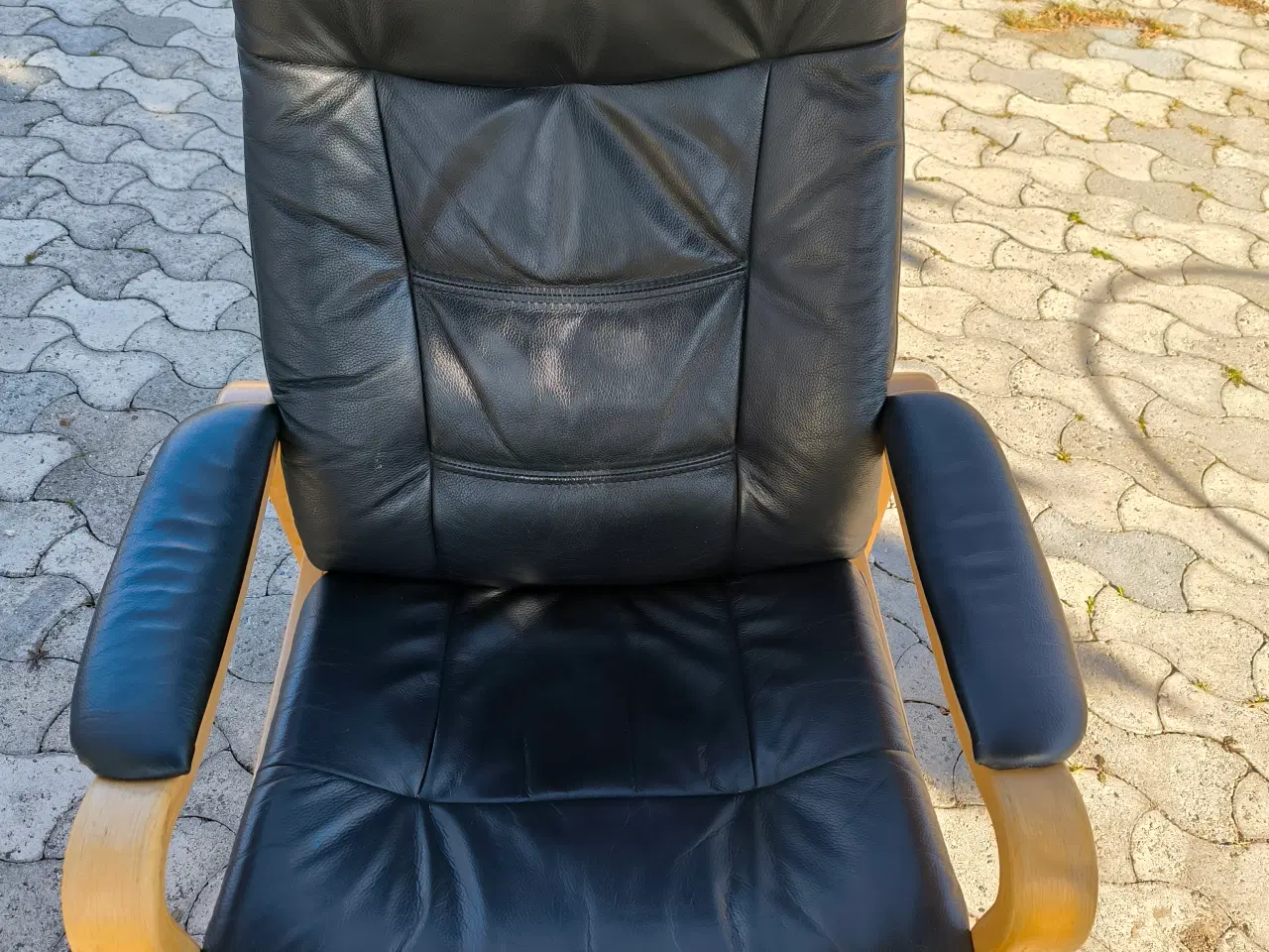 Billede 1 - Komfortabel lænestol i sort læder – pæn og velhold
