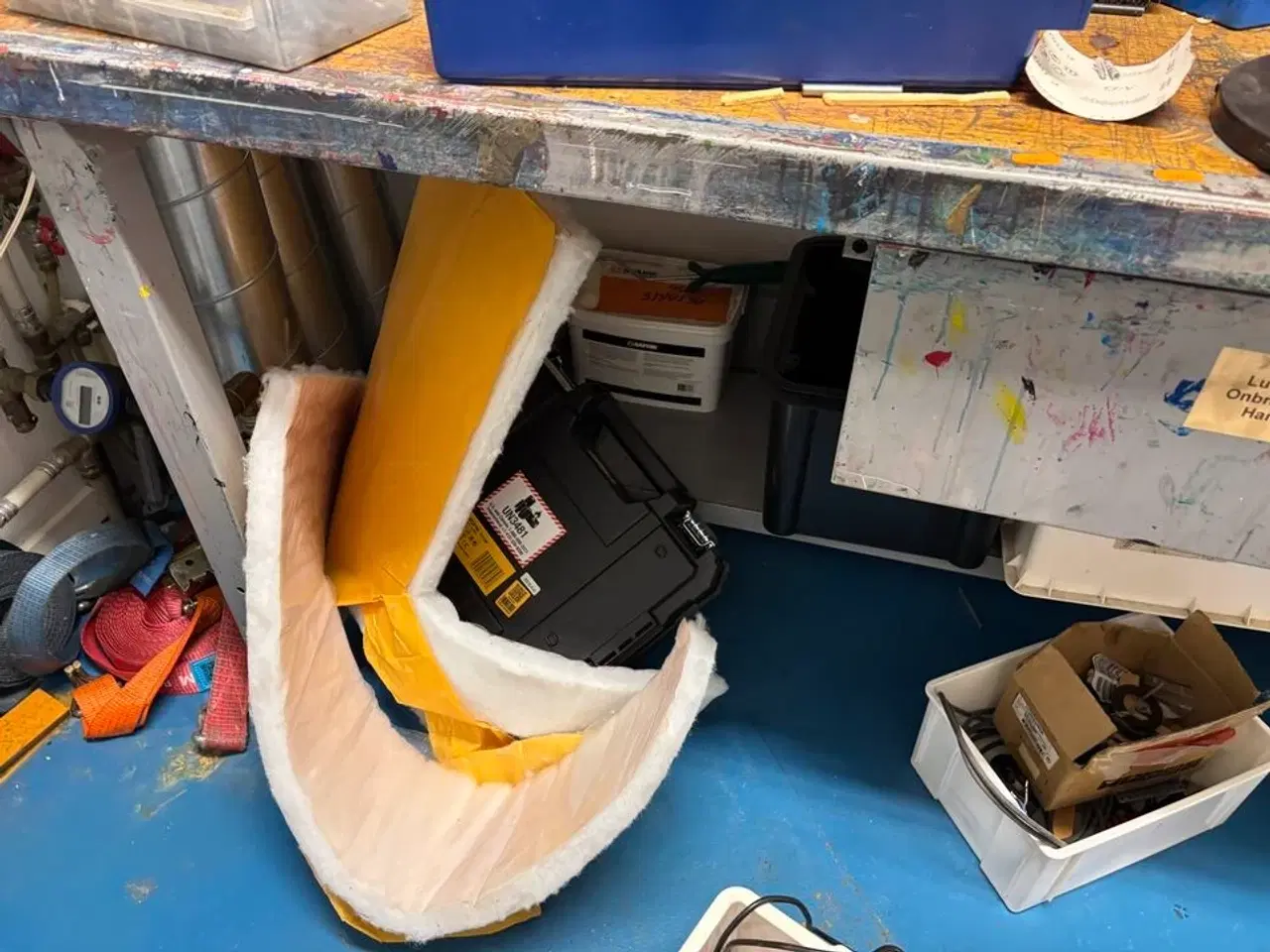Billede 7 - Filebænk med skruestik, værktøjstavle, div. værktøj og varelager m.m.