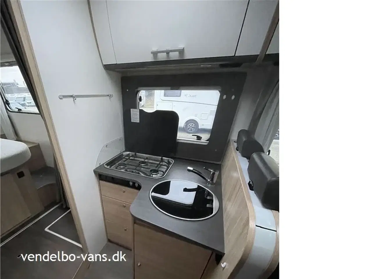 Billede 6 - 2021 - SunLight T 69 L   Quensbed med seperat toilet og bad