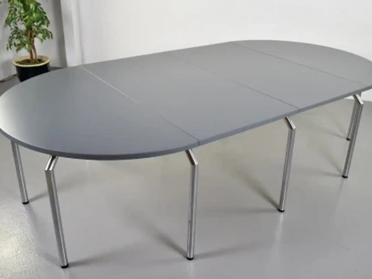 Billede 5 - Bent krogh mødebord med nymalet grå bordplade på ben i krom