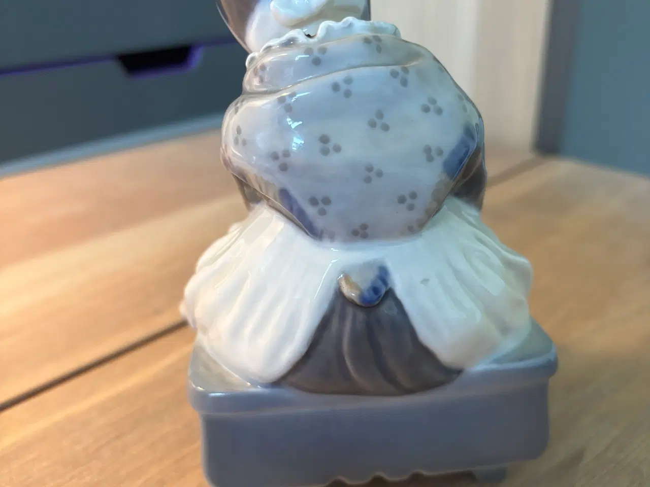 Billede 3 - Royal Copenhagen figur nr. 1314, Amagerpigen 