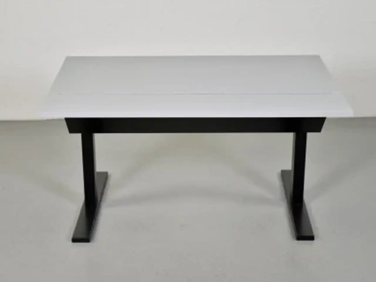 Billede 3 - Holmris hæve-/sænkebord med grå laminat og kabelbakke, 120 cm.