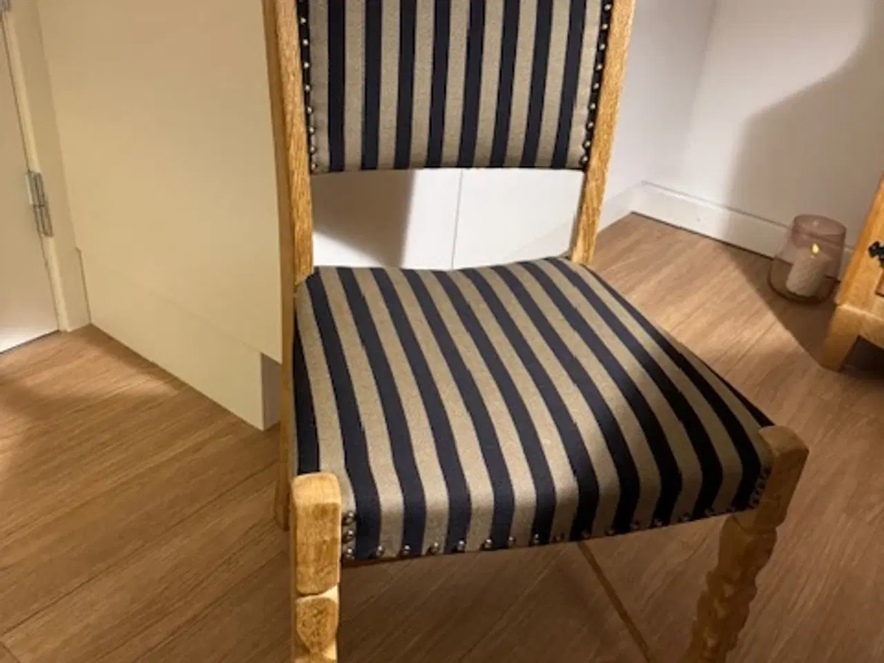 Billede 3 - Flot spisebord med 2 tillægsplader og 6 stole