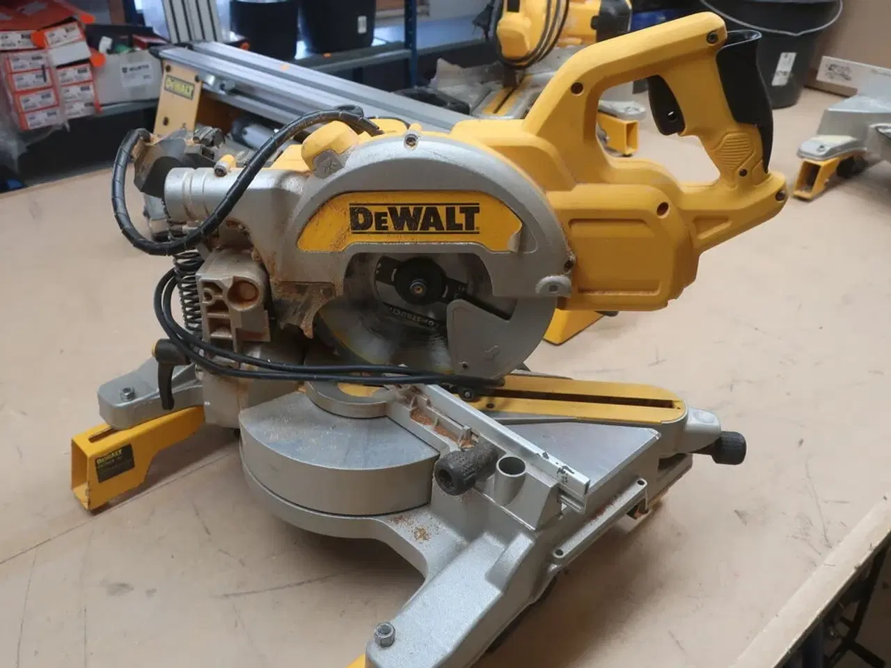 Billede 3 - Kap-/geringssav DEWALT DWS777 -QS med arbejdsbord DE7033 -XJ