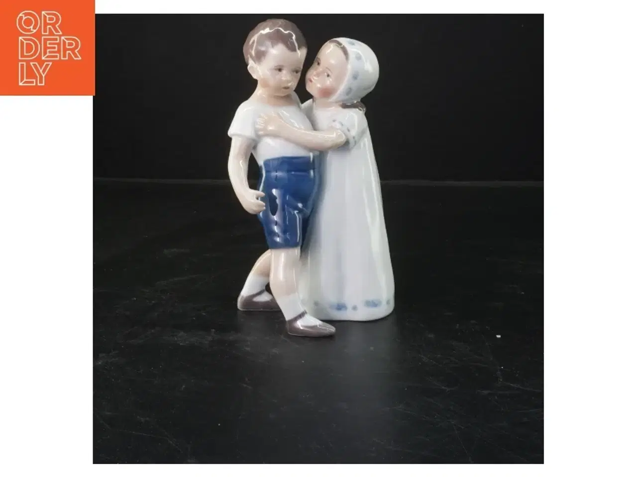 Billede 1 - Porcelænsfigur: Krammende børn fra Royal Copenhagen (str. 18x10 cm)