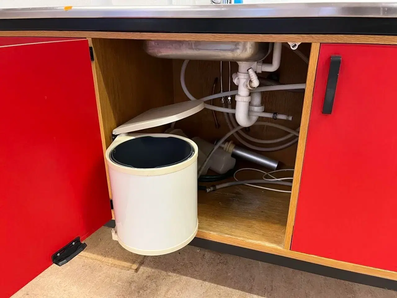 Billede 5 - Skab med vask og varmevands beholder og stålplade, samt afsætnings bord