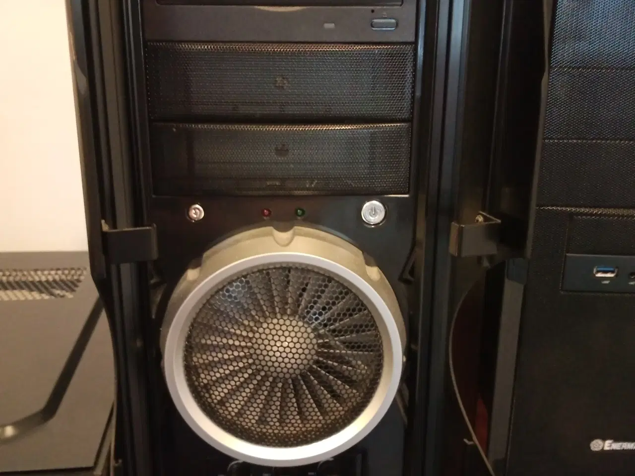 Billede 5 - 3 computer kabinettter + bonus skærm