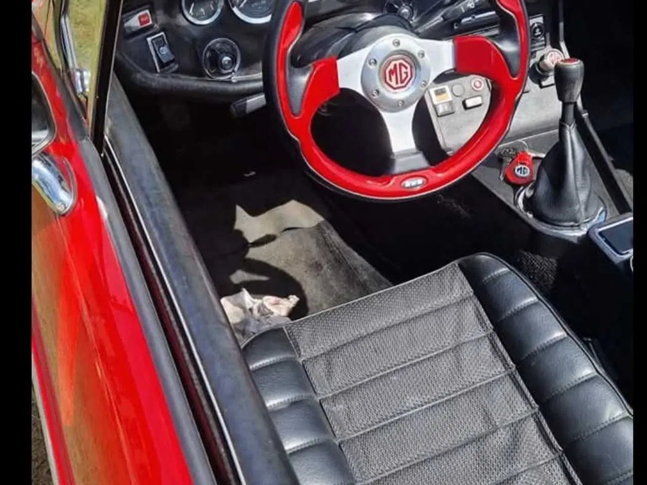 Billede 3 - Flot MGB fra 76 med nyere dæk og ny renoveret karb