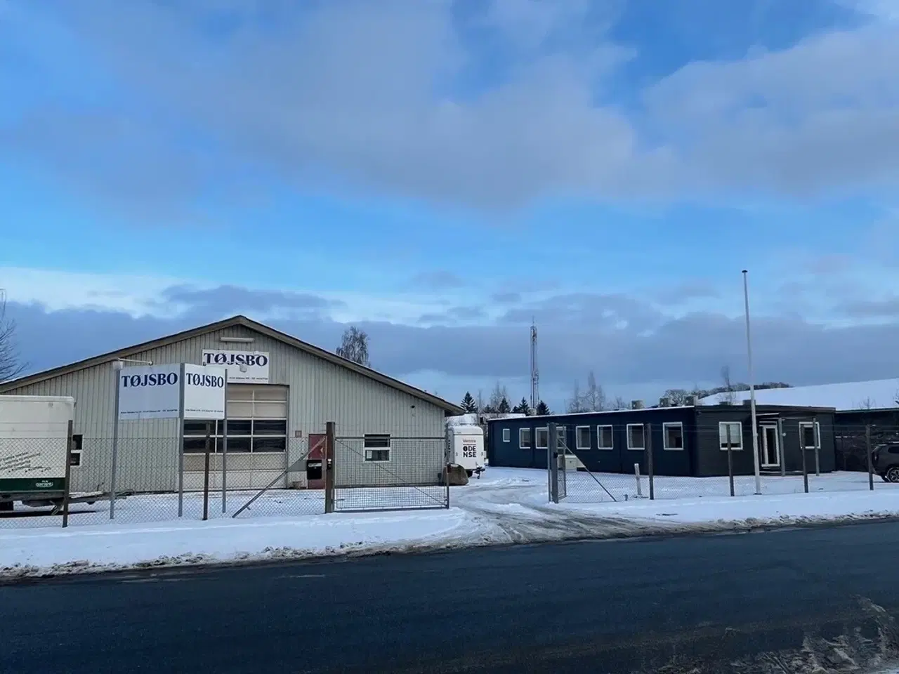 Billede 1 - Lager-/kontorlejemål på indhegnet grund