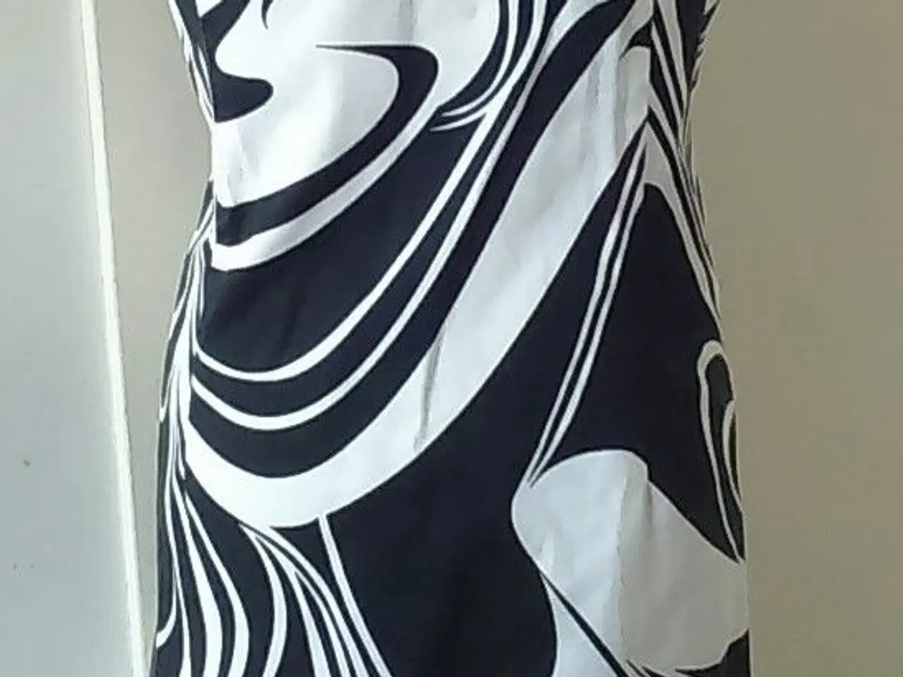 Billede 4 - Kjole. fra George brandet.Bølge print./str:44-48