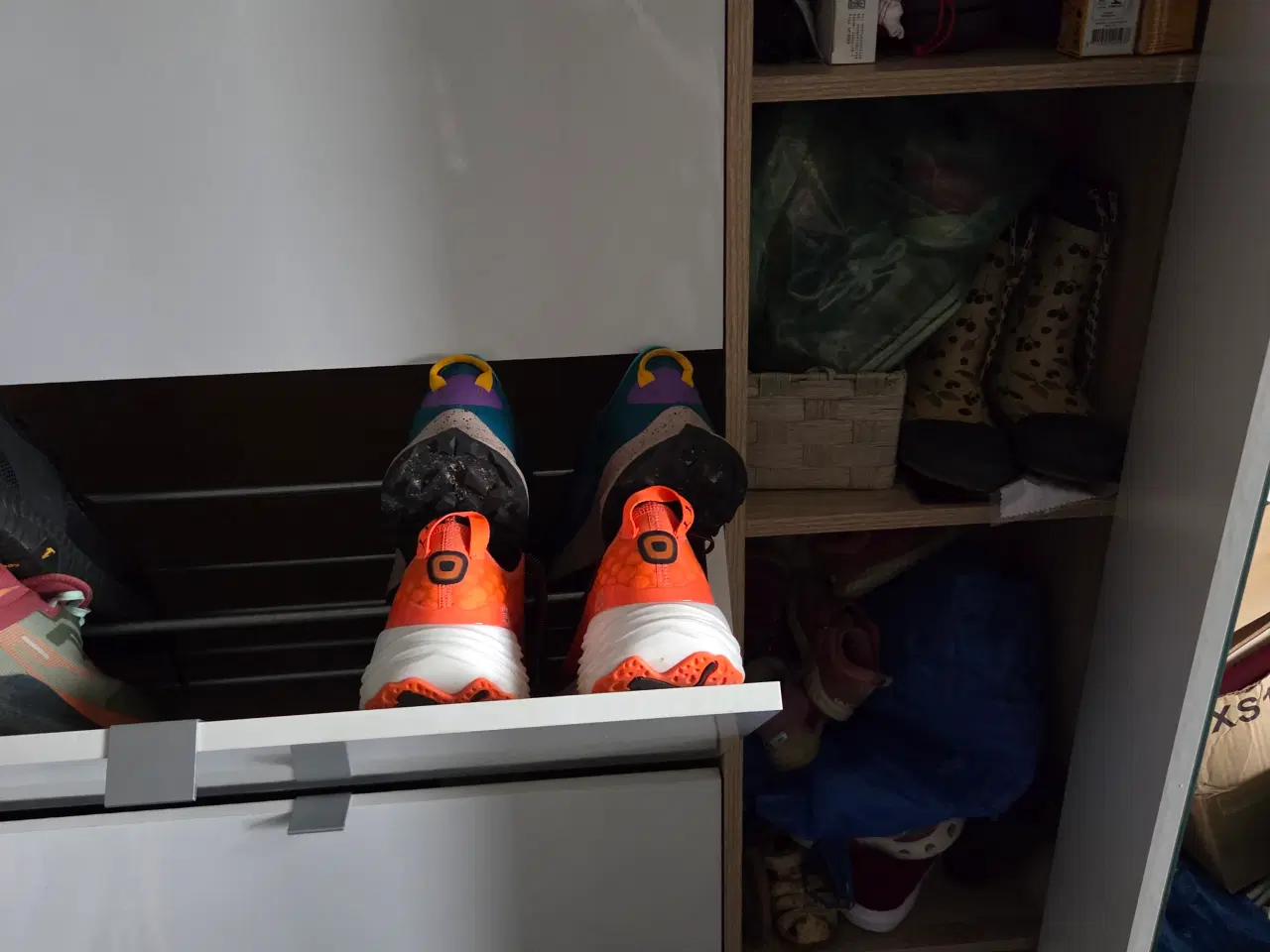 Billede 3 - Rummelig skoskab med spejl og plads til 24 par sko