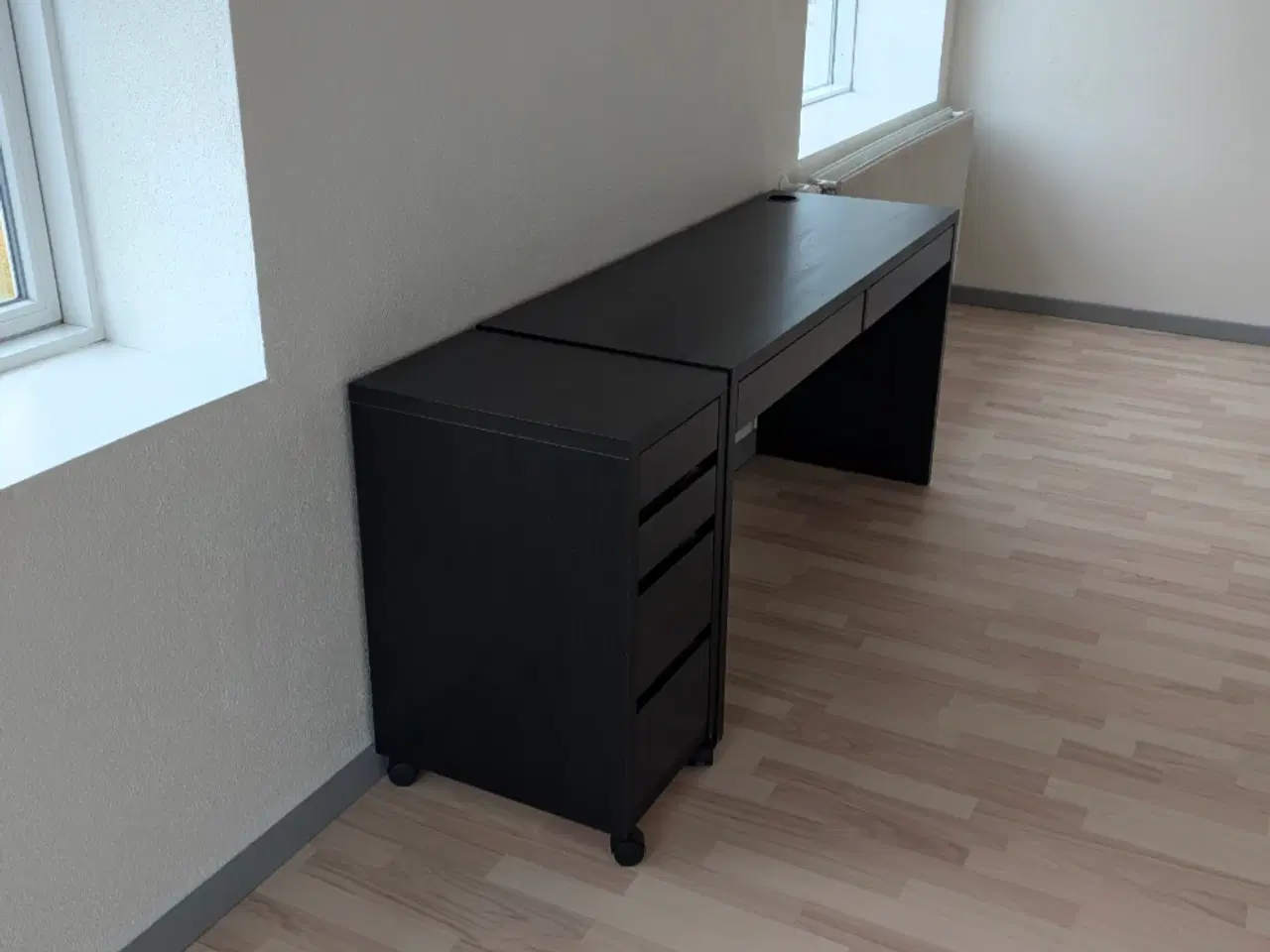 Billede 1 - Skrivebord med skuffe sektion