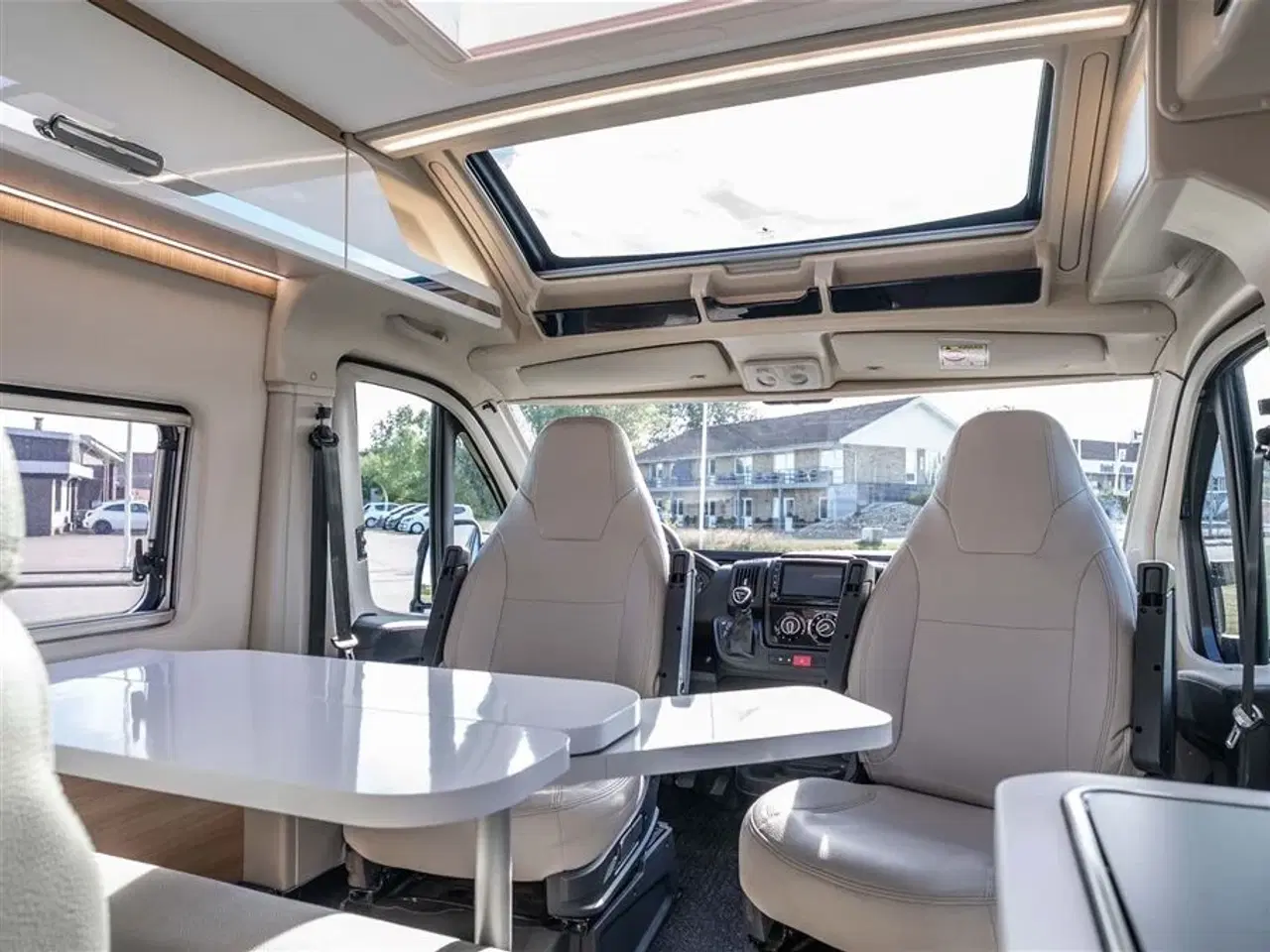 Billede 4 - 2020 - McLouis Menfys Van 04 Prestige Van med langsgående senge og fyldt med udstyr