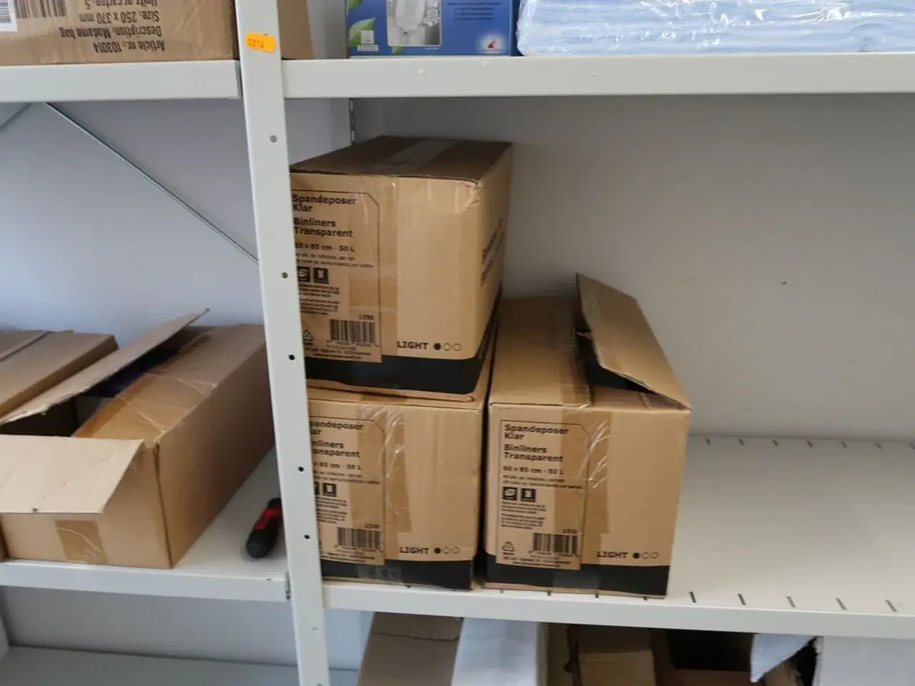 Billede 9 - 3 fag lagerreoler med div. Rengøringsmidler, rengøringsartikler m.m.