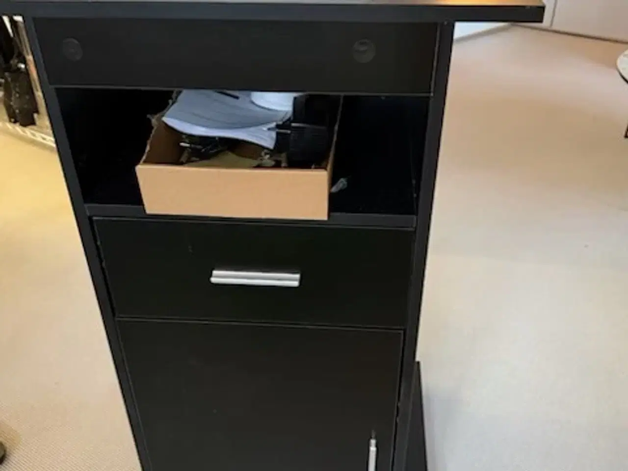 Billede 2 - Sort talerstol med hylder og skuffe