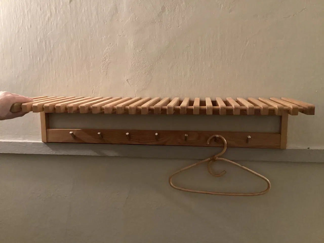 Billede 4 - Carvé Hattehylde med metal knager