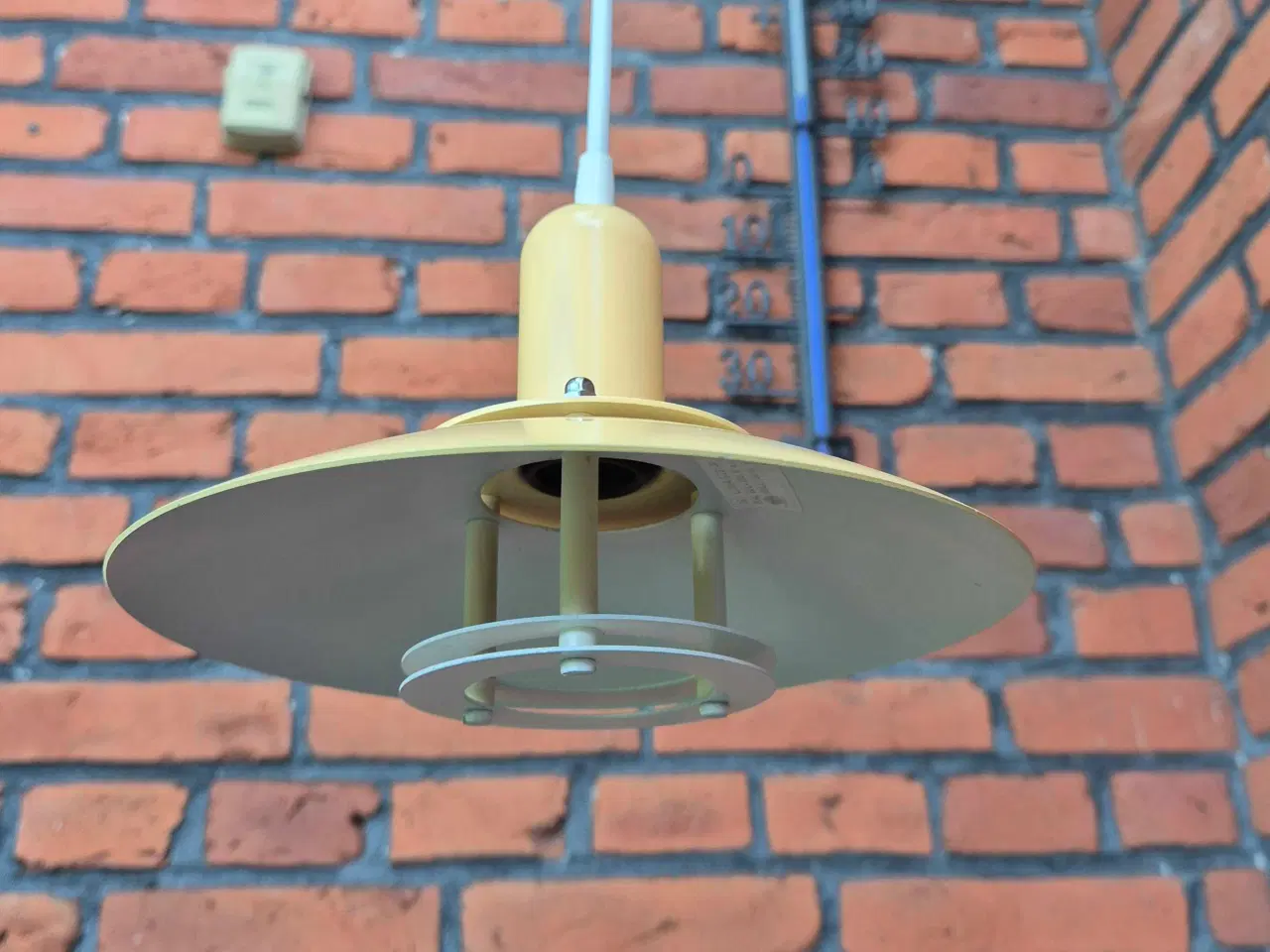 Billede 3 - Sød lille Jeka lampe i sart gul 