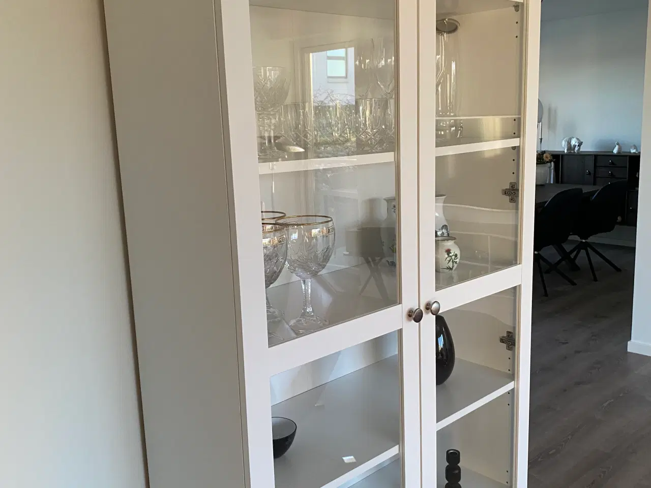 Billede 2 - Vitrineskab hvidlakeret helt nyt