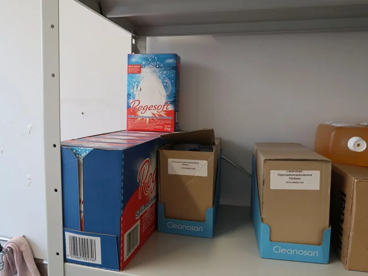 Billede 15 - 3 fag lagerreoler med div. Rengøringsmidler, rengøringsartikler m.m.