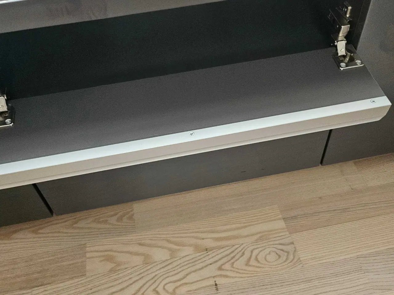 Billede 3 - ✨ Grå højglans kommode – med opbevaringsplads