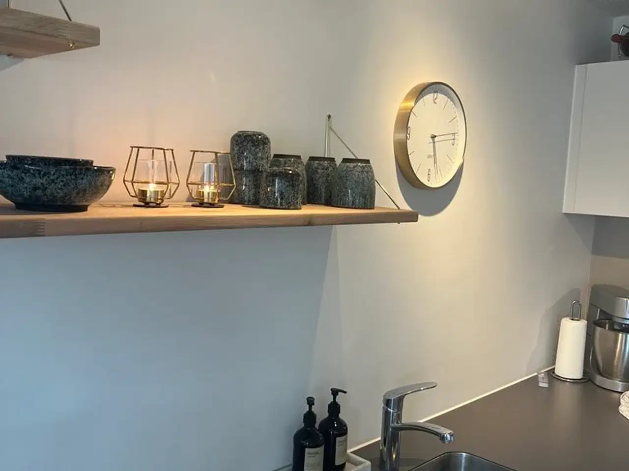 Billede 6 - Flotte massiv egetræs hylder. Insta valentedesignd