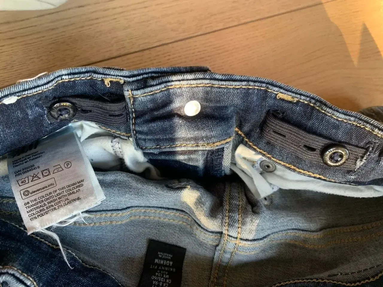 Billede 3 - Blå jeans str. 134 fra H&M