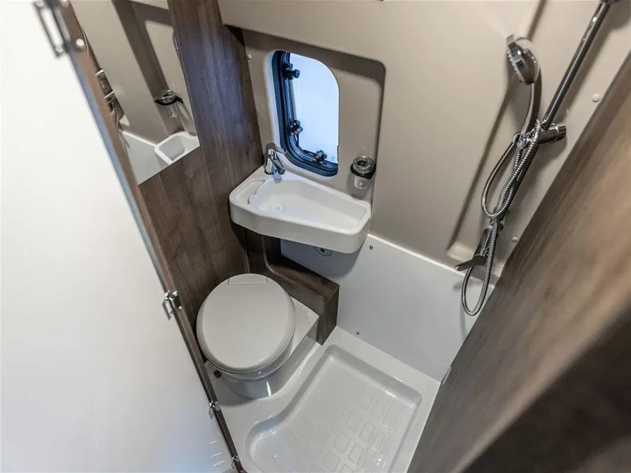 Billede 18 - 2026 - Benimar Benivan 144 UP   Benivan 144 UP 2025 er en fuldt udstyret 5,99 meter campervan