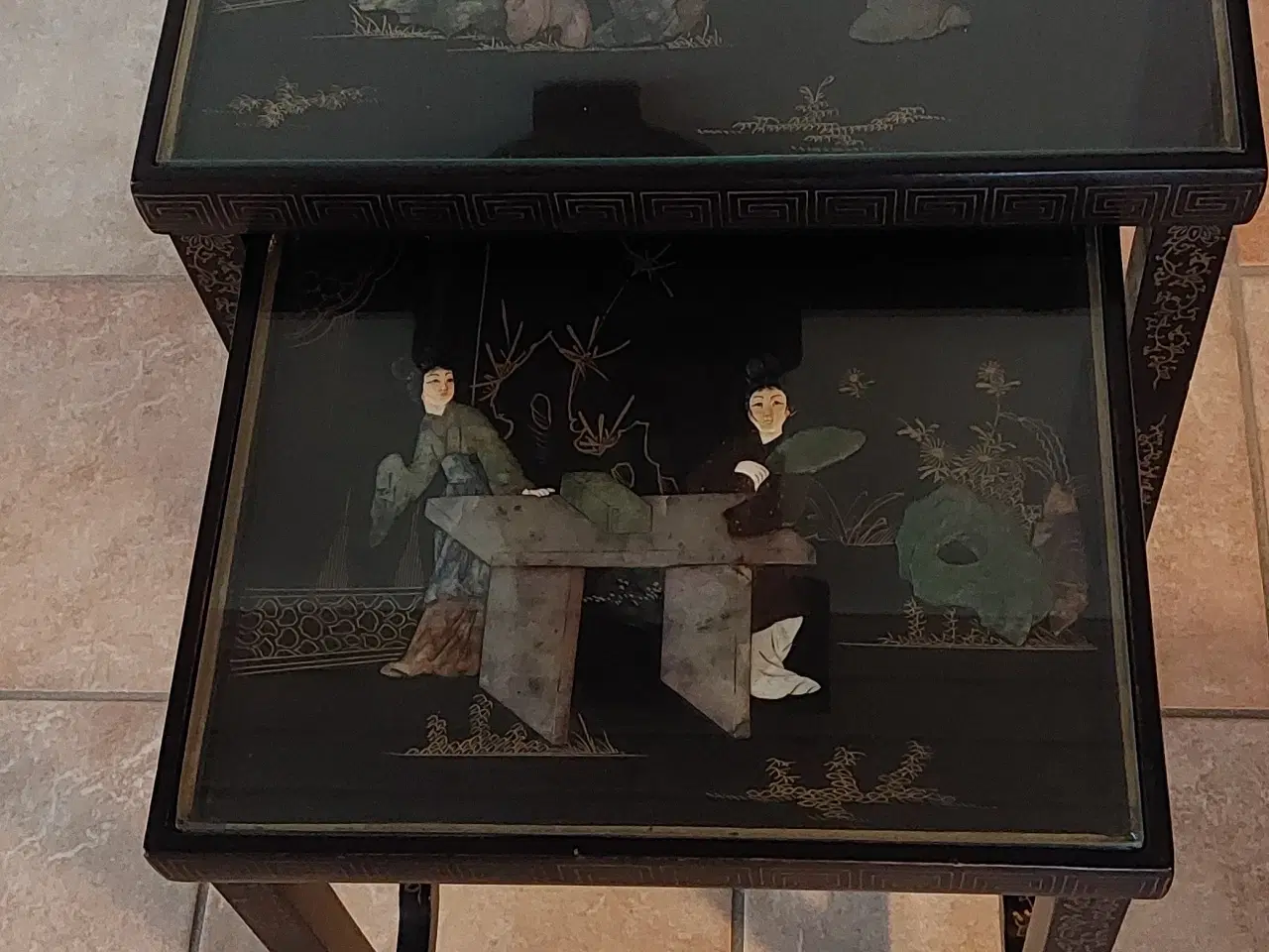 Billede 1 - 2 kinesiske indskudsborde