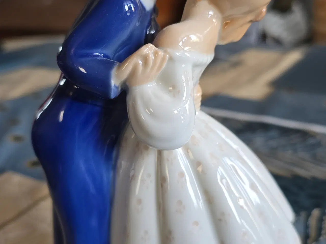 Billede 2 - Porcelænsfigurer af børn med titlen Ungdommelig 