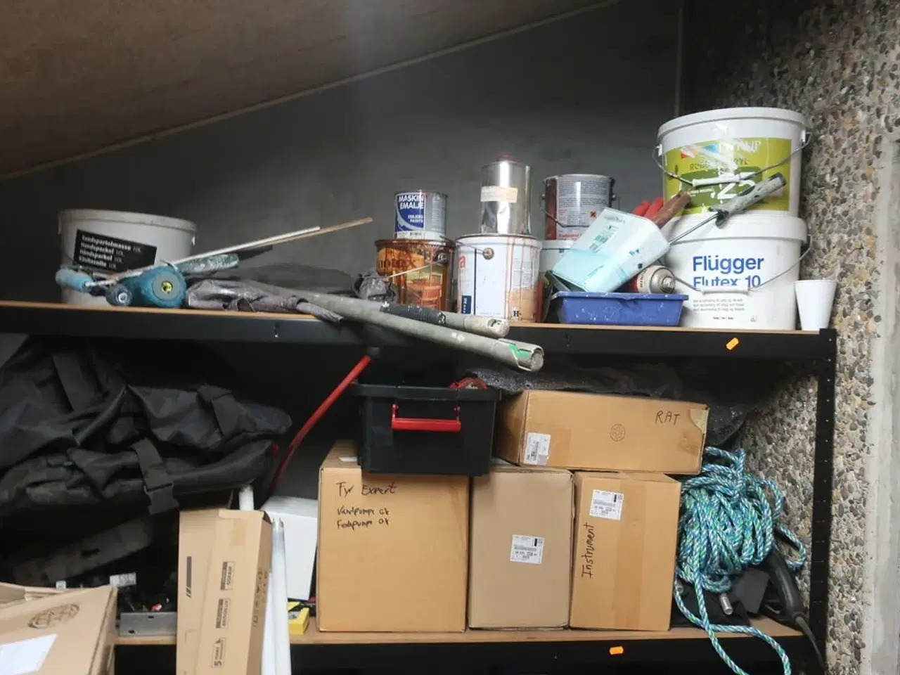 Billede 7 - Reol med indhold samt støvsugere