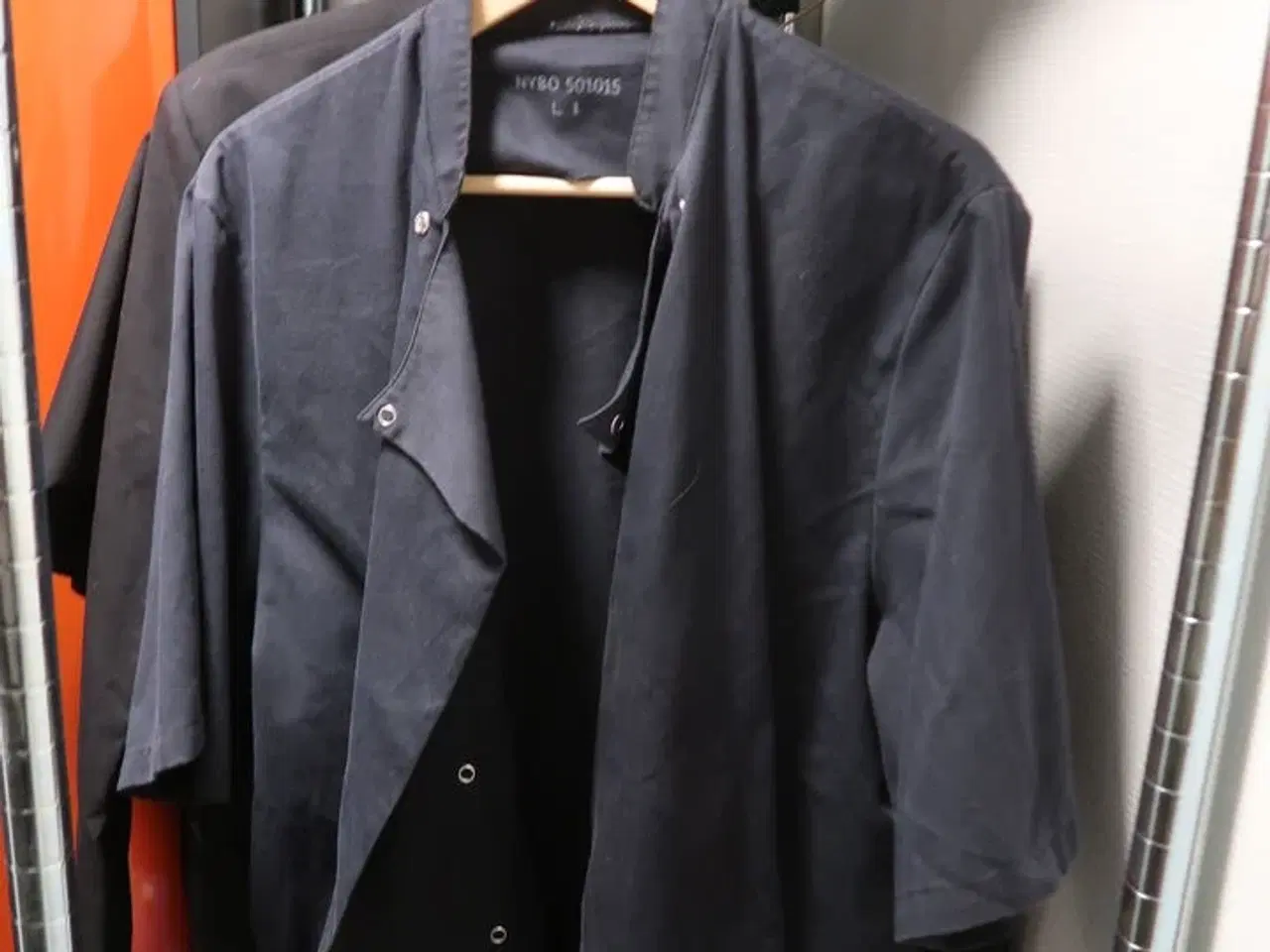 Billede 5 - Reol med indhold + tøm toilettet