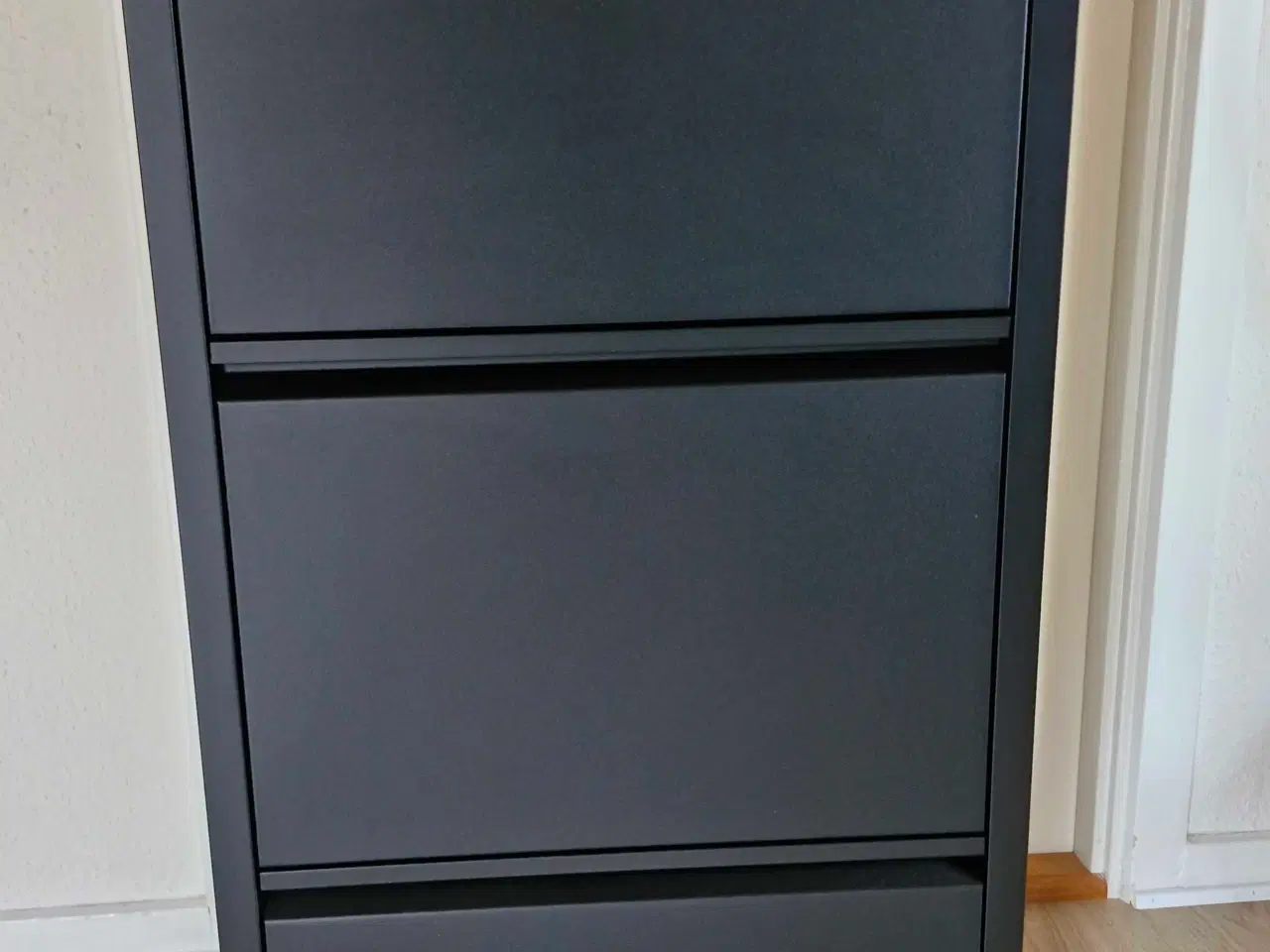 Billede 2 - Sort metal skoskab m. 3 låger (ny)