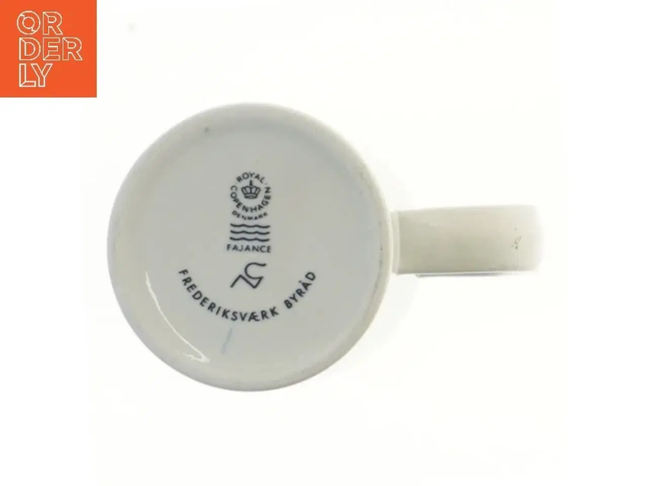 Billede 2 - Krus med våbenskjold fra Royal Copenhagen (str. Ø 7,5 cm længde 13,5 cm)