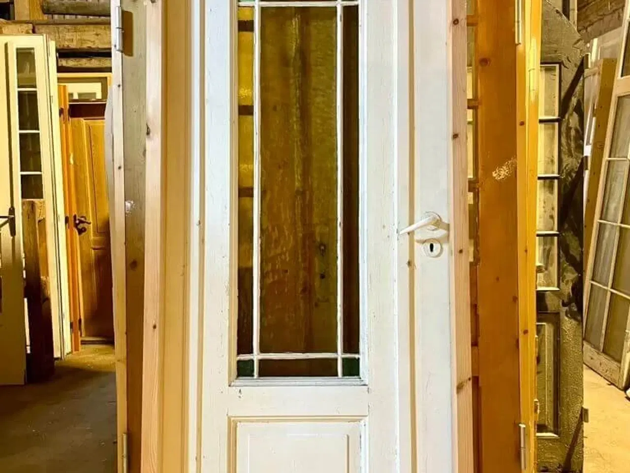 Billede 2 - Smuk glasdør m. farvet glas og karm