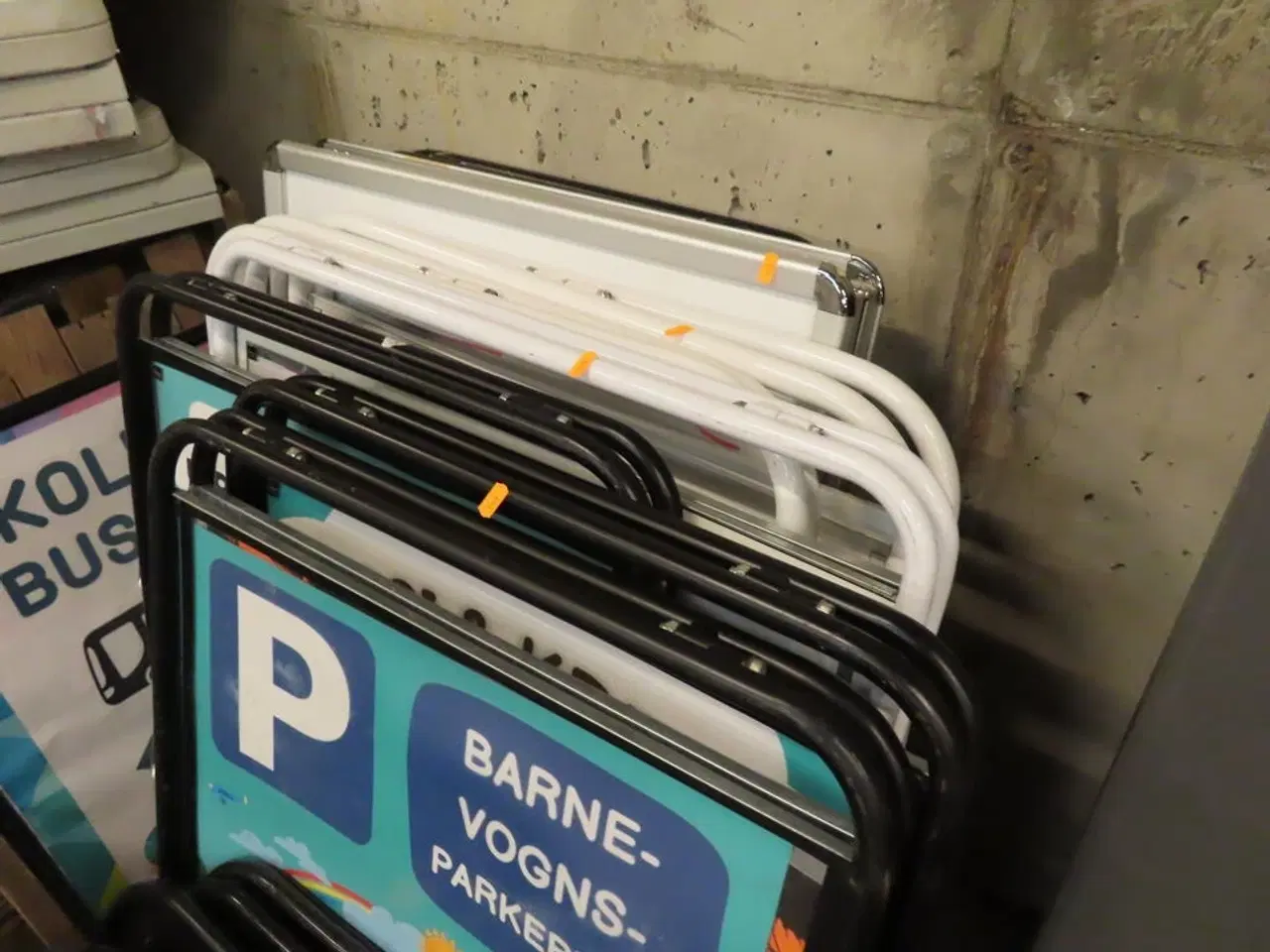 Billede 3 - Klapstole samt skilte