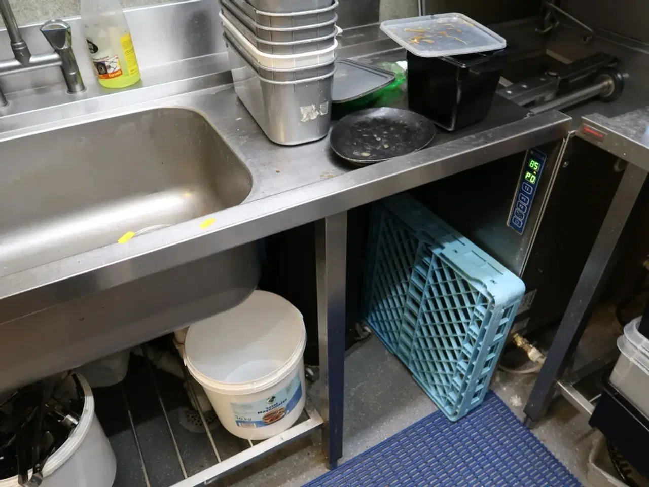 Billede 3 - Rustfri stålbord med vask og armatur