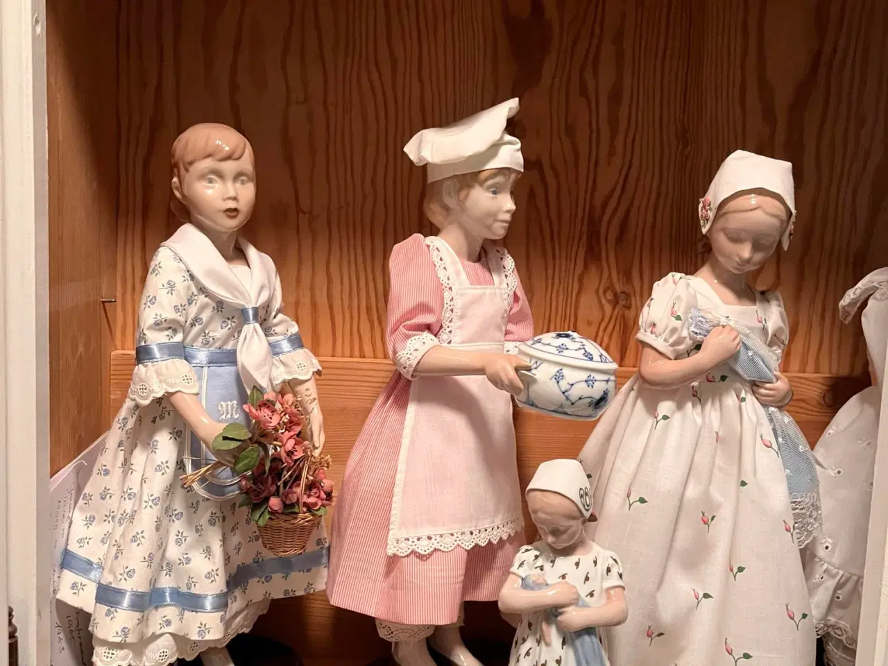 Billede 2 - 6 fine B&G årsdukker sælges samlet.