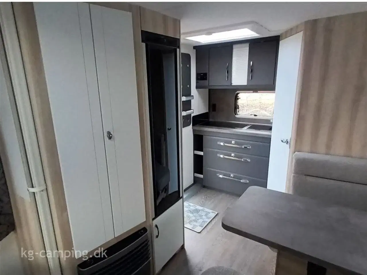 Billede 8 - 2025 - Hobby De Luxe 460 SFf   Populær rejsevogn med fritstående dobbeltseng. Kan opvejes til 1.500 KG.