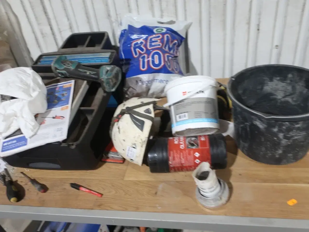 Billede 2 - Arbejdsbord med skruestik, div. Værktøj m.m.