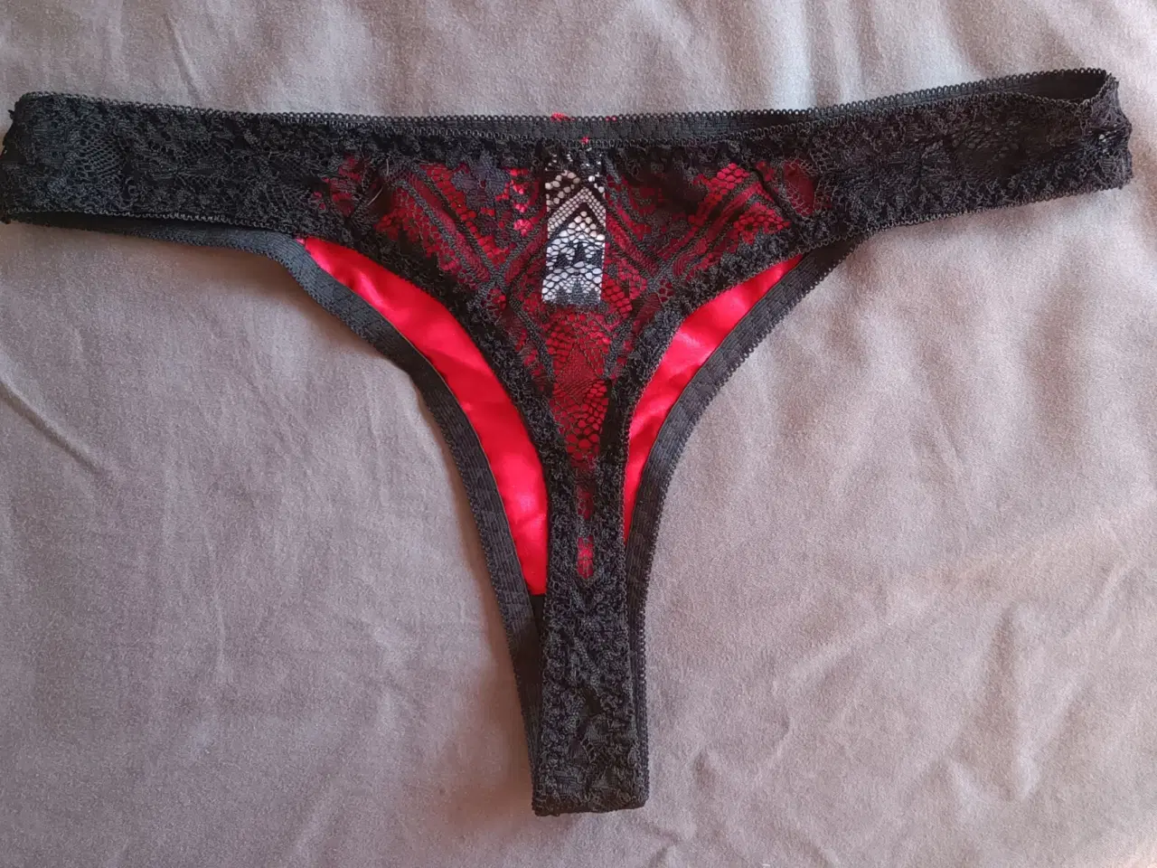 Billede 3 - G-streng med blonde i sort og rød