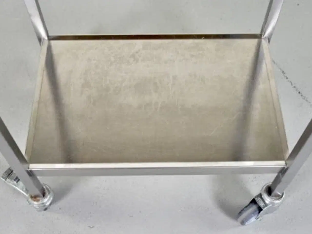 Billede 6 - Rullebord i stål med to hylder - 60,5 cm.