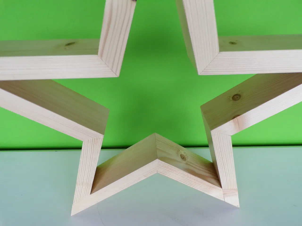 Billede 5 - Ny håndlavet stjerne i lakeret fyrretræ