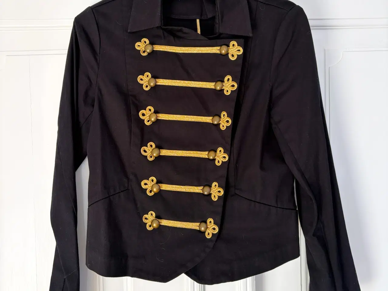 Billede 1 - Jakke med guldtrenser foran