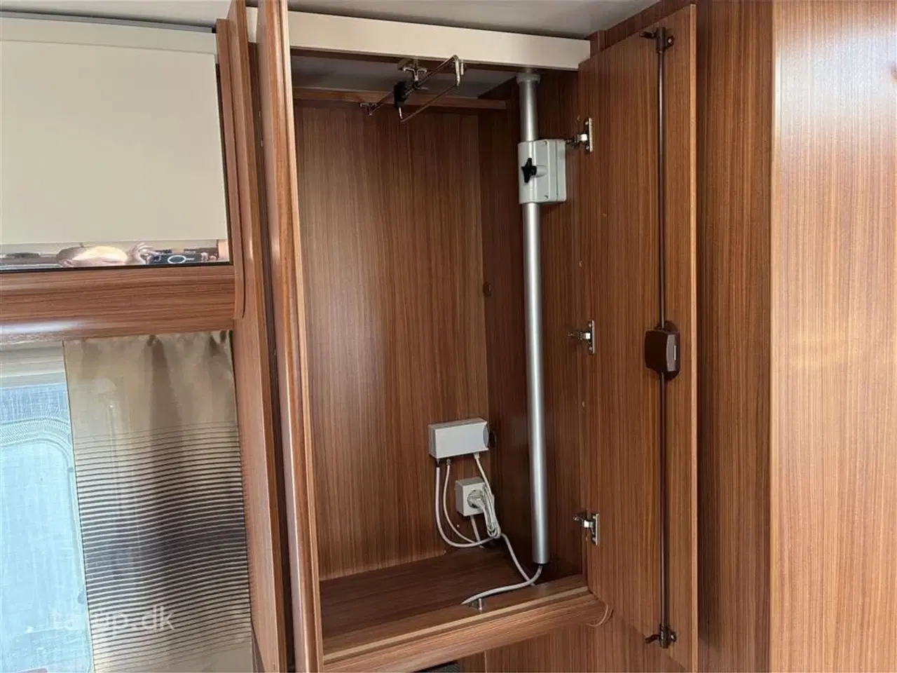 Billede 16 - 2014 - Adria Adora 512 UL   Mover, myggenetsdør, enkeltsenge m/udtræk, rundsidde-gruppe, el-gulv-varme, 90l. køleskab med fryser, stabilisator, glatte glasfibersider