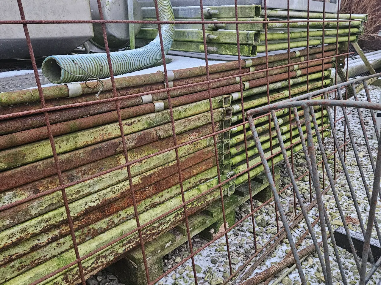 Billede 2 - Rester af inventar, brugt til får og geder