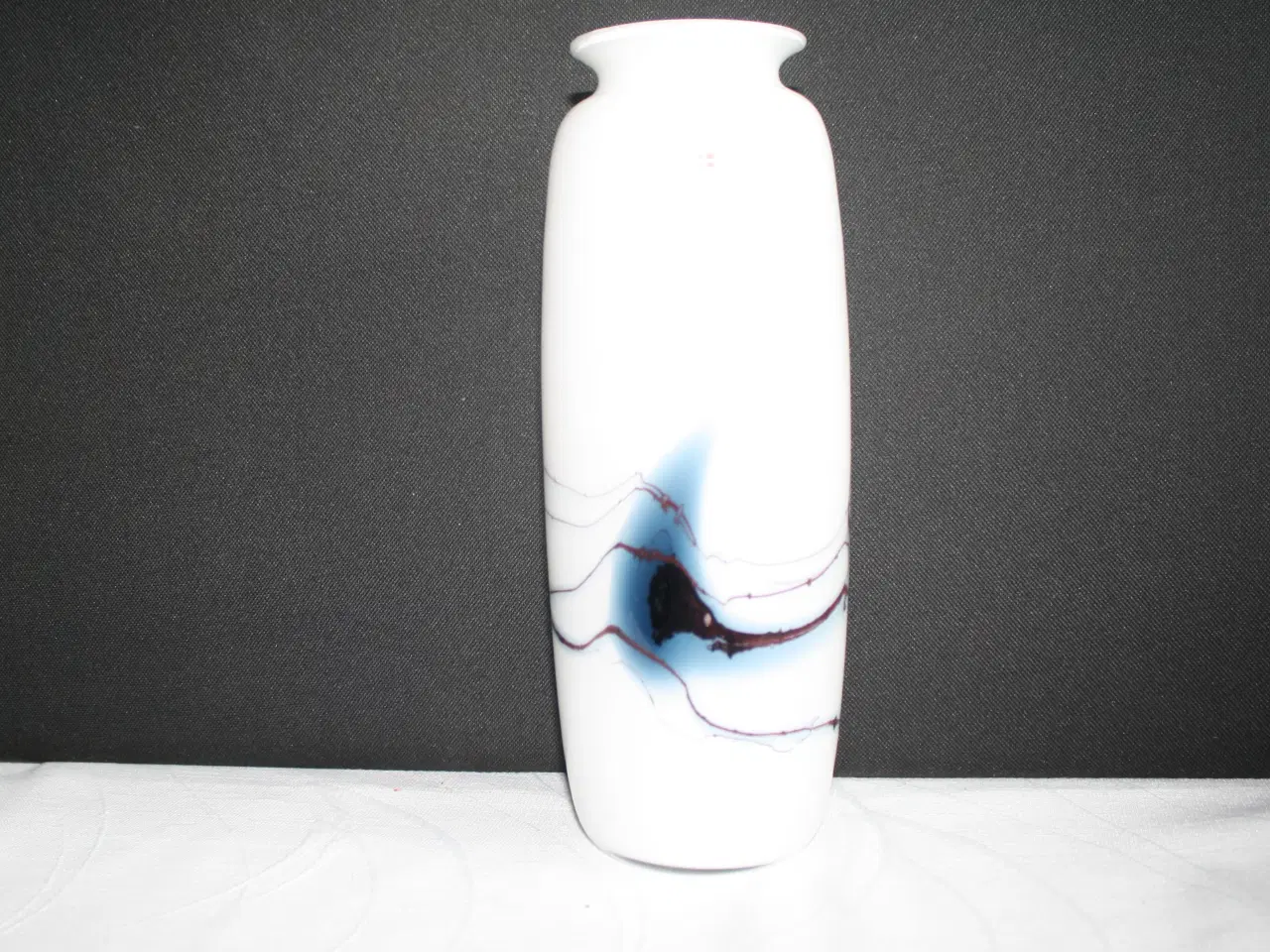 Billede 1 - Atlantis vase, opalhvid med blålig dekoration