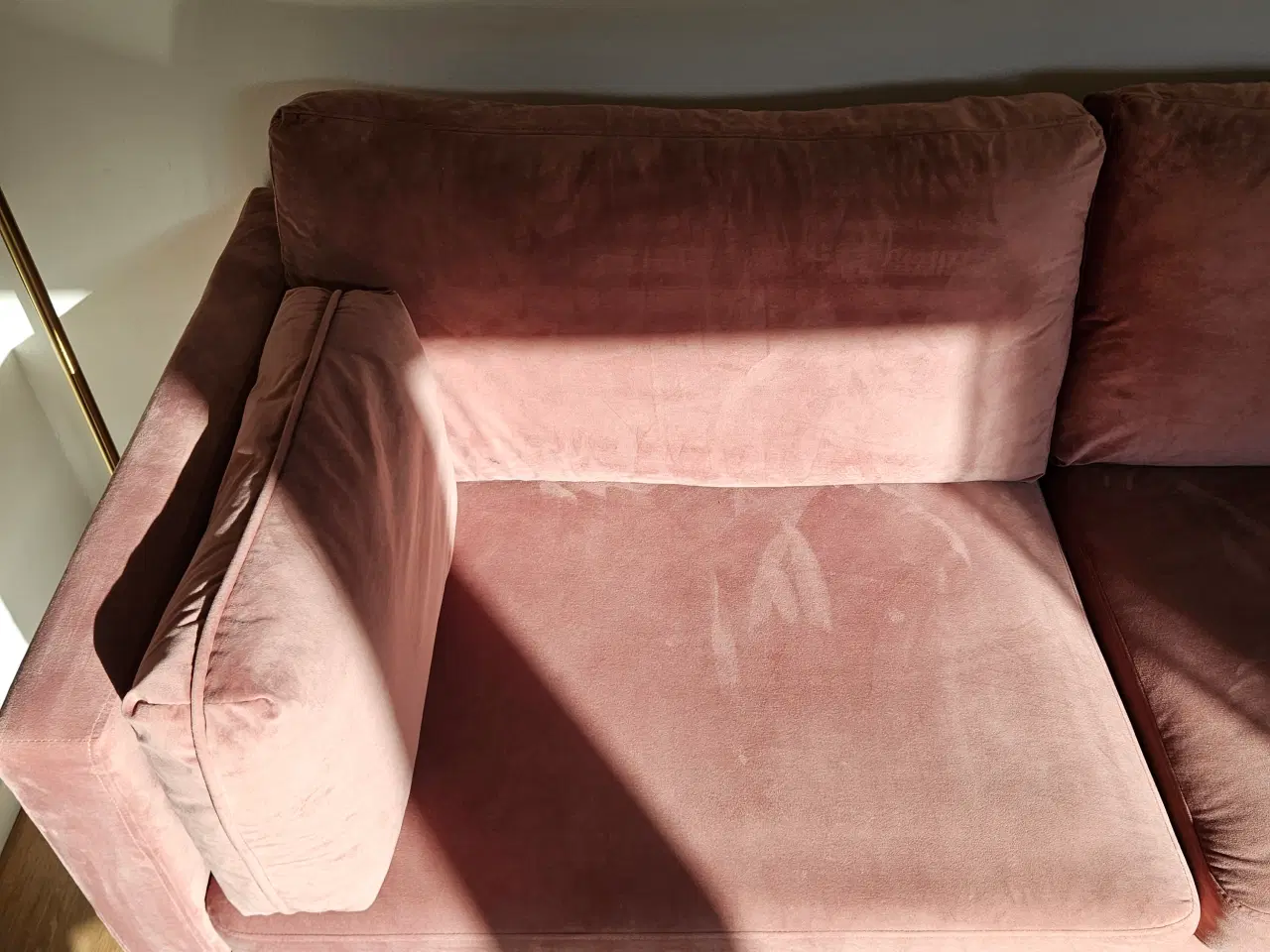 Billede 9 - Flot moderne velour sofa i rosa