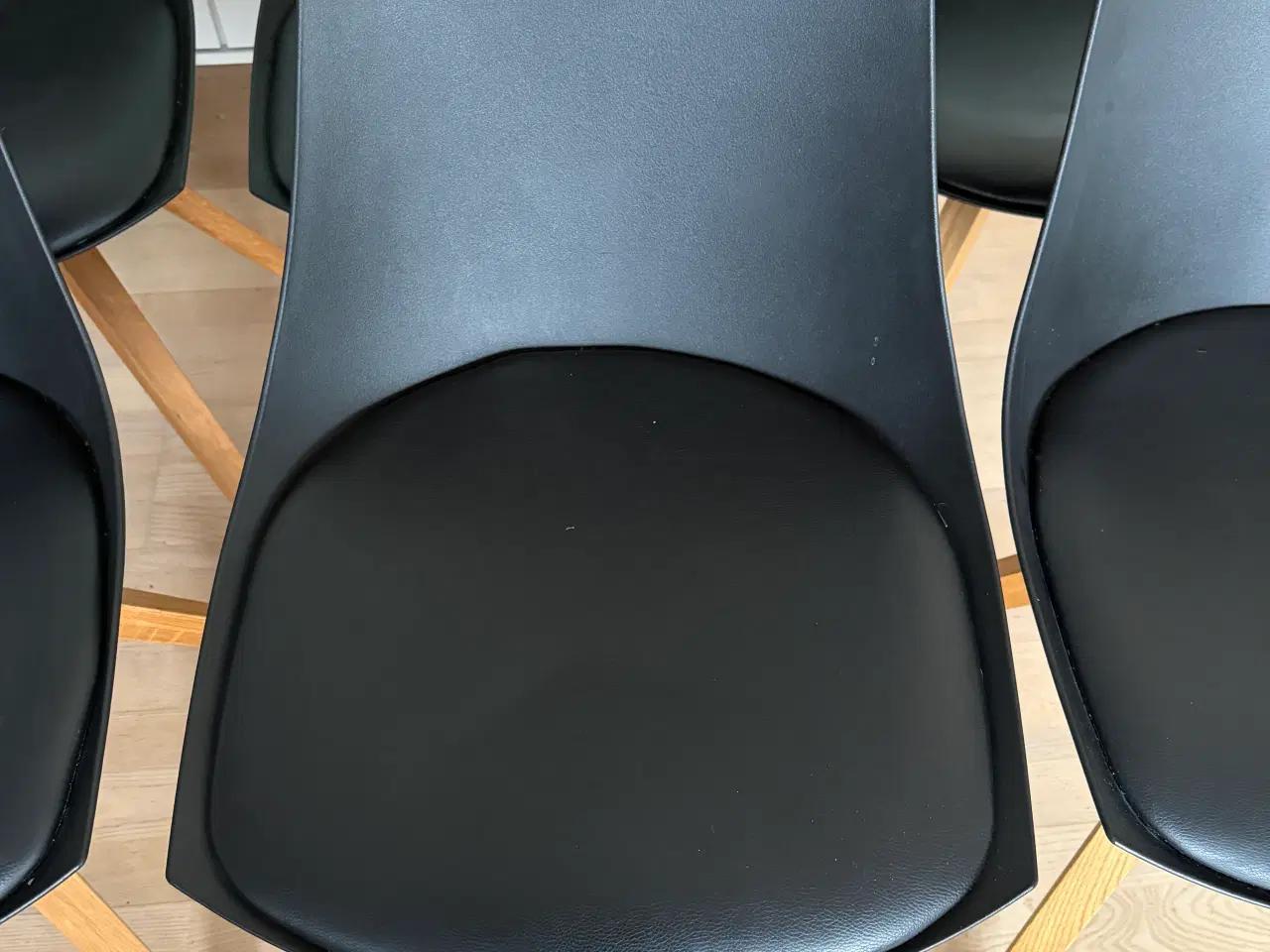 Billede 2 - Spisebord s stole 