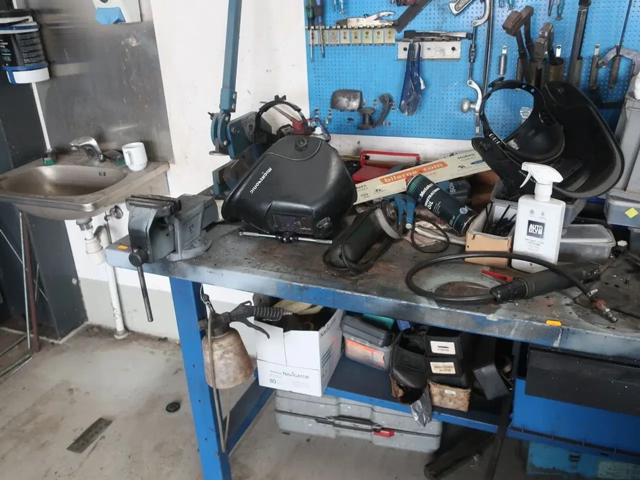 Billede 3 - Værkstedsbord med indhold samt 2 stk. tavler