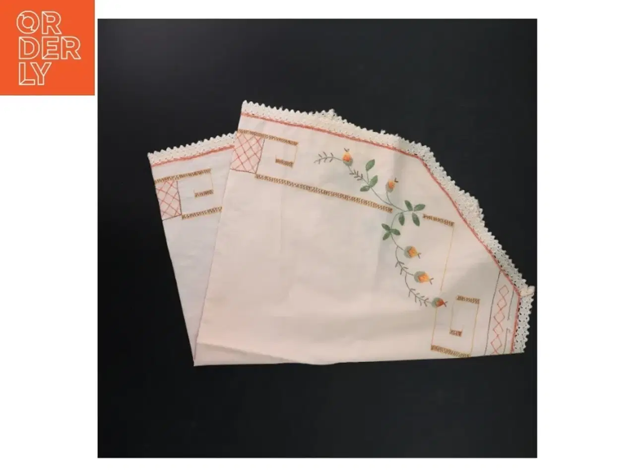 Billede 1 - Broderet dug (str. 48x68 cm)